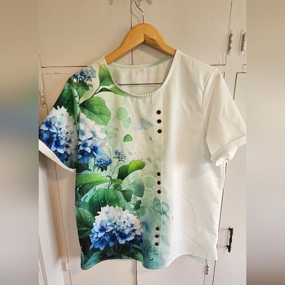 unbranded Tops - Floral Print Women's Top - Off White and Green Size XL